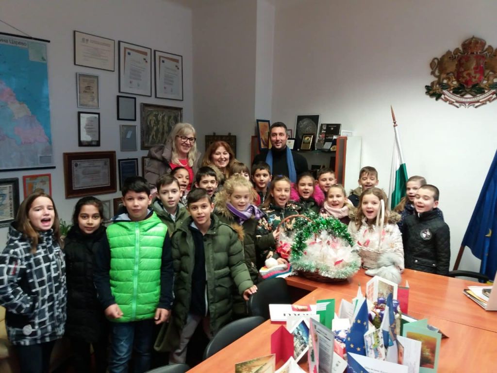 Благотворителна коледна кампания "Подари усмивка" - СУ Никола Йонков Вапцаров - Царево